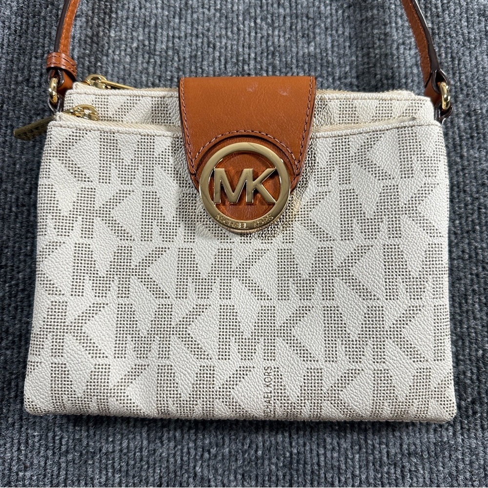 EUC Michael Kors Signature Fulton Logo Crossbody Bag Purse Beige Vanilla - Picture 1 of 7